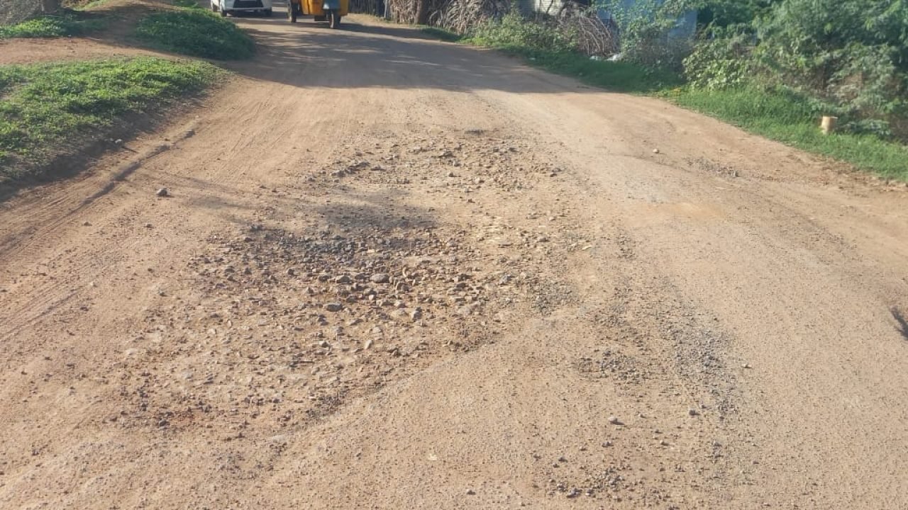 முனைஞ்சிப்பட்டி அருகே சிந்தாமணியில் சேதமடைந்த சாலை – உயிரோடு விளையாடும் நெடுஞ்சாலைத்துறை அதிகாரிகள்